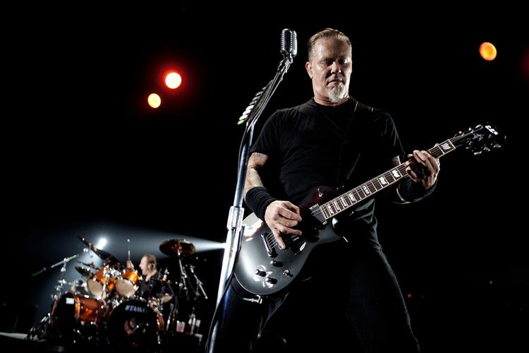 Rockgiganter. Metallica ses her under en koncert i Forum. På bandets nyeste ep er det tydeligt at de har svært ved at løse den kreative krise. 