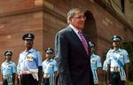 Stålsat. Protester fra Pakistan og menneskerettighedsorganisationer får ikke USA til at stoppe droneangrebene, siger forsvarsminister Leon Panetta i en tale i Indien. Han ses her tidligere i dag ved en velkomstceremoni i landet. 