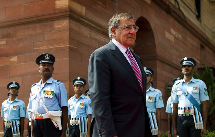 Stålsat. Protester fra Pakistan og menneskerettighedsorganisationer får ikke USA til at stoppe droneangrebene, siger forsvarsminister Leon Panetta i en tale i Indien. Han ses her tidligere i dag ved en velkomstceremoni i landet. 