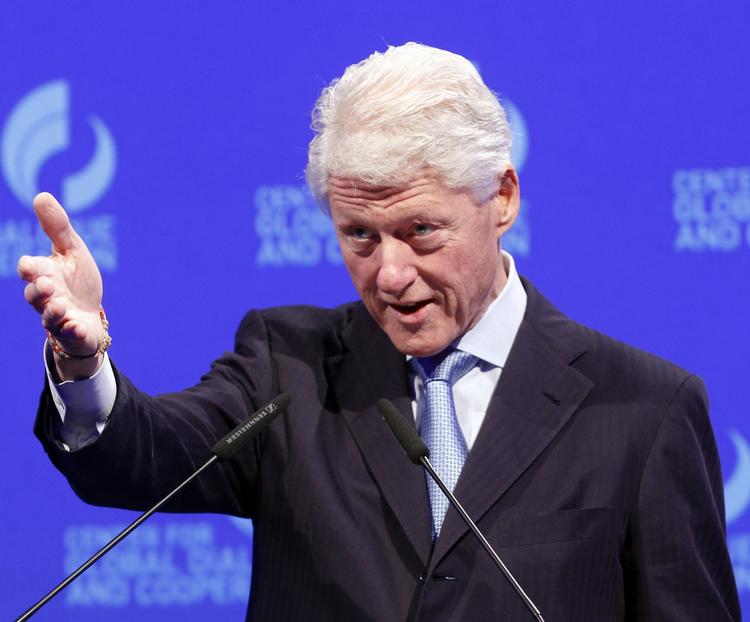 Identitetstyveri. En flask Bill Clinton har hyldet Mitt Romney på Twitter. Her er den ægte vare på et topmøde i Wien i sidste måned. 