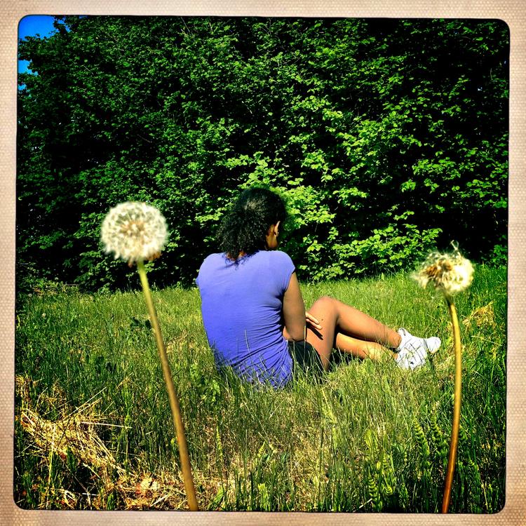 Tvangsfjernelse. Hun er kommet fra Etiopien og til Danmark, fra en adoptivfamilie til en plejefamilie og derfra til en døgninstitution. Næstved Kommune siger,  at de gør det for at varetage hendes tarv – men Amy selv er dybt uenig: Hun ønsker kun at være hos sin plejefamilie. 