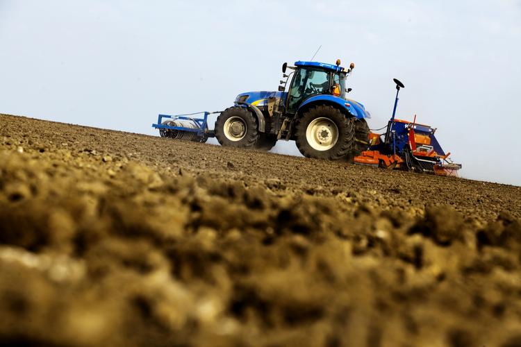 import. Politiken har afsløret, hvordan kriminelle bagmænd forsyner danske landmænd med ulovlige sprøjtemidler og gødning. 