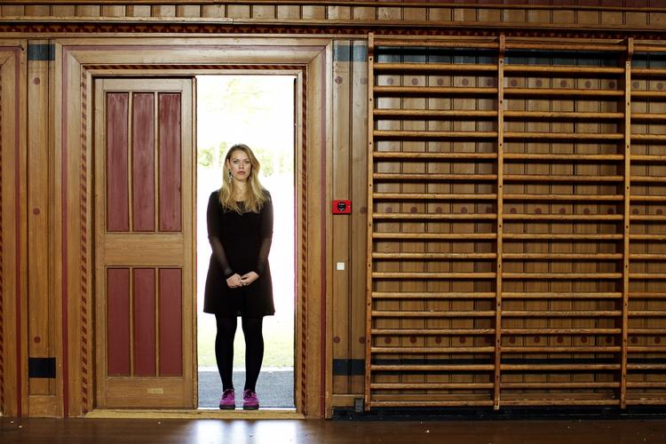 Indadvendt. Sarah Staalhøj på 19 år (billedet) er en af de indadvendte unge, der blev omtalt i Politikens artikel i lørdags. En gymnasieelev kan kende sig selv i beskrivelsen - men ønsker ikke medlidenhed. 