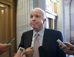 Uansvarlig? Det Hvide Hus kalder republikaneren John McCain groft uansvarlig, efter at han har rejst mistanke om, at præsidenten selv står bag læk til pressen. 