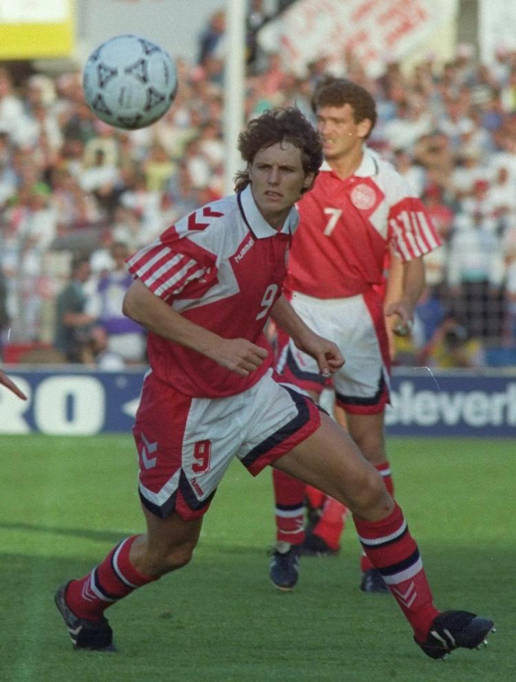 Europamestre. Flemming Povlsen under finalen ved EM i 1992, hvor Danmark chokerede fodboldverden ved at slå Tyskland med 2-0. 
