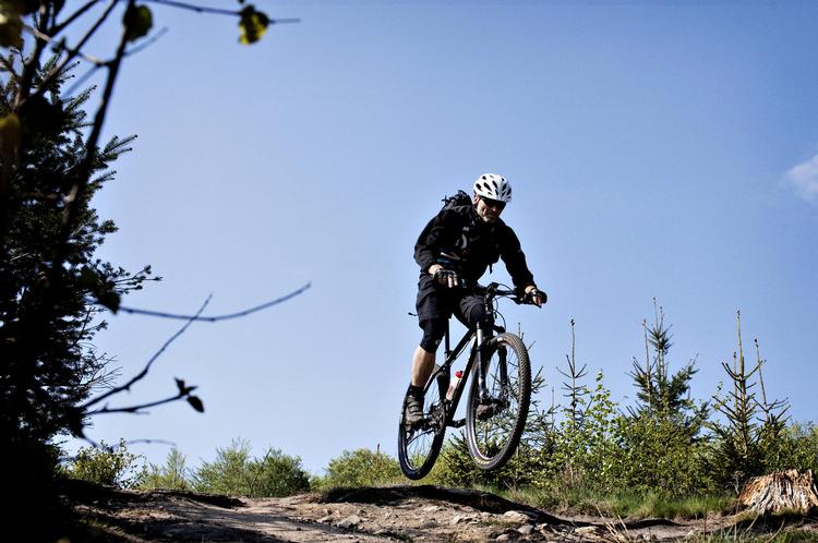 RESPEKT. Søren Svendsen anbefaler MTB-entusiaster, at man bevæbner sig med sund fornuft, hilser pænt og investerer i et 23-grams ringeklokke. Så har man taget det første skridt til fredelig sameksistens, mener fotografen, der blogger om mountainbikes, kørekultur og udstyr på MTBlog.dk. 