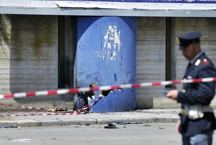 BOMBEANGREB. Betjent ved gerningsstedet efter sprængningen ud for skolen i Brindisi den 19. maj. 