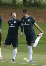 udstrækning. To af Englands profiler, Wayne Rooney (tv) og John Terry under træning før EM. 