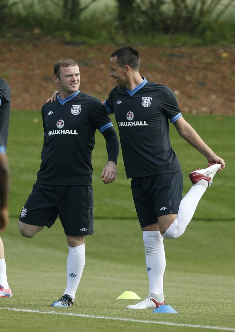 udstrækning. To af Englands profiler, Wayne Rooney (tv) og John Terry under træning før EM. 