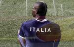 Uberegnelig. Italiens Mario Balotellis fodboldevner er indiskutable, men angriberen er lige så ofte i fokus uden for banen som på banen. 