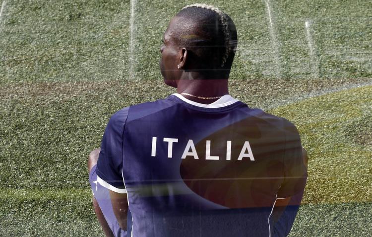 Uberegnelig. Italiens Mario Balotellis fodboldevner er indiskutable, men angriberen er lige så ofte i fokus uden for banen som på banen. 