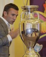 trofæ. Værtsnationen Ukraines rutinerede målmager Andrej Shevchenko passerer EM-trofæet i Kiev. 