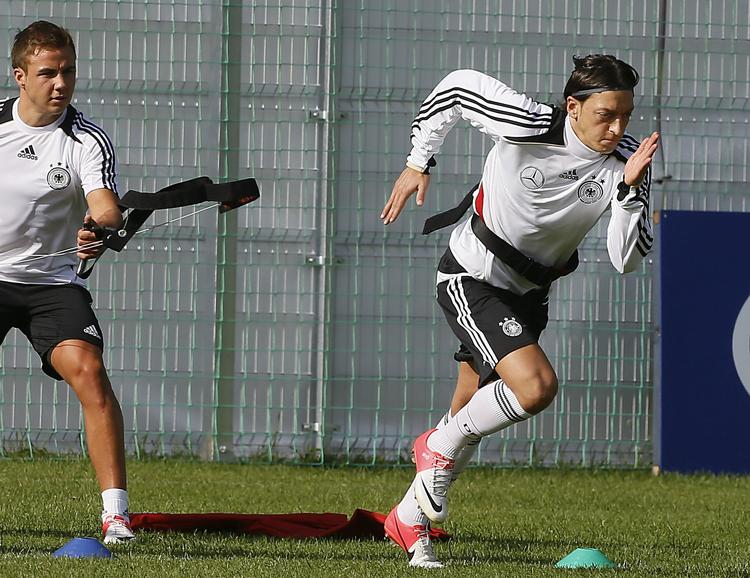 ungt. Real Madrid-stjernen Mesut Özil (th) er synonymt med det unge fremstormende tyske hold, der nævnes blandt EM's store favoritter. 