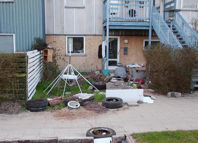 ROD. En psykisk syg mand i Greve har omkalfatret omgivelserne ved sin lejlighed voldsomt. Sådan så der ud for nogle uger siden. Inde i lejligheden står opgravede fliser på stuegulvet. 