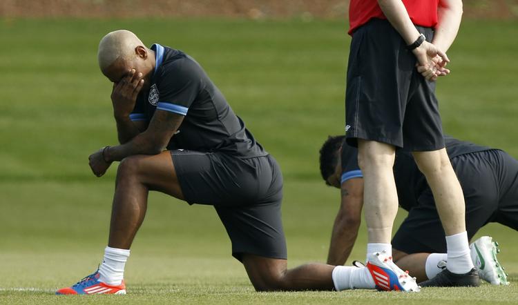 tragedie. Jermain Defoe strækker ud under træning. Spilleren er taget hjem fra EM for at deltage i faderens begravelse. 