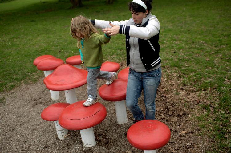 Leg på kunst. Peter Lands legeplads i Utterslev Mose er en af de fem kunstlegepladser i Københavns Kommune. Den ligger i udkanten af boldbanerne på hjørnet af Rådvadsvej og Engsvinget, Nordvest. 