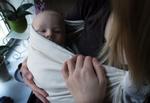 Bær din baby i slynge. 