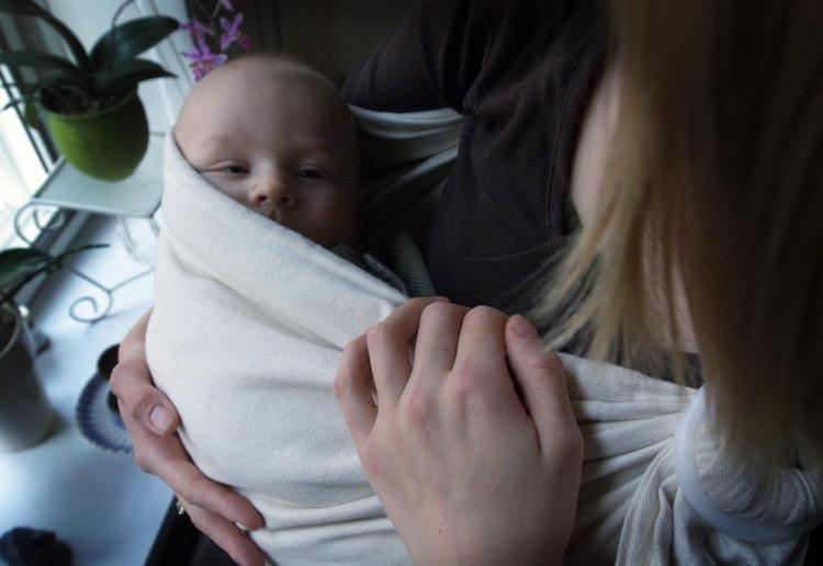 Bær din baby i slynge. 