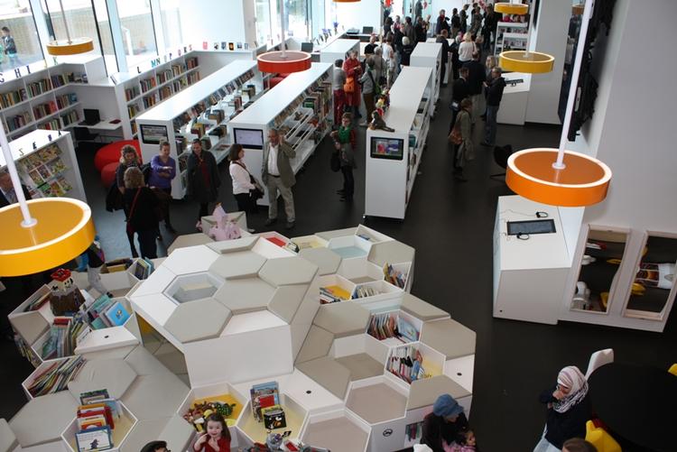 Ørestad Bibliotek blev indviet i dag med collage af prisbelønnet, dansk fotograf. 