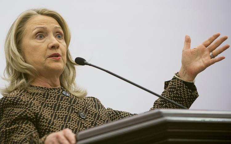 Væmmelse. USA's udenrigsminister Hillary Clinton kræver Assads afgang efter beskyldninger om endnu en massakre. 