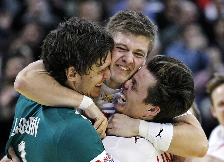 STOLT. Lasse Svan Hansen (midten) er glad for hæderen som Bundesligaens bedste højrefløj. 