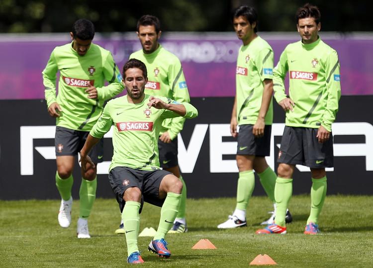 ARVETAGER. Joao Moutinho (forrest) er en af de spillere, der i mangel af bedre skal løfte opgaven som playmaker på Portugals hold. 