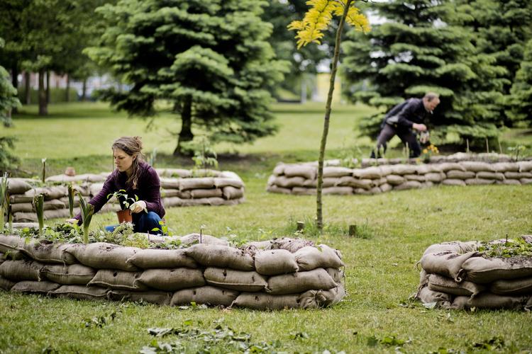 Byhave. En gruppe frivillige er i fuld gang med at lave et spisekammer i Nørrebroparkens smalle ende. Alle interesserede er inviterede til at være med. 