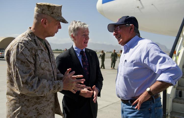 Anklager. USA's forsvarsminister Leon Panetta (t.h.) anklager Pakistan for at spolere muligheden for et sikkert Afghanistan. I dag landede han i Kabul, hvor han blev modtaget af USA's ambassadør, Ryan Crocker (m.f.), og chefen for NATO's koalitionsstyrker i landet, general John Allen (t.h.). 