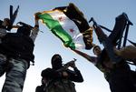 OPRØR. Syriske oppositionssoldater med deres fane under træning i byen Idlib. Nu advarer FN mod at lade konflikten udvikle sig til en total borgerkrig. 