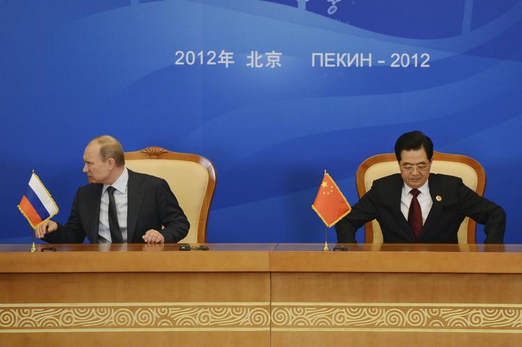 TOPMØDE. Vladimir Putin og Ju Jintao fotograferet under mødet i Shanghai Samarbejdsorganisationen, der nu tager afstand fra indgriben i den syriske konflikt. 