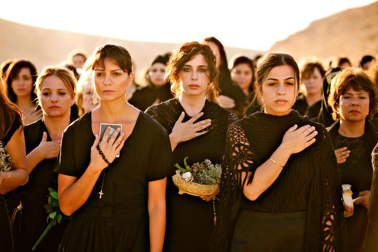 Komedie. Hvis kvinderne havde magten, ville der ikke være krig. En kendt sandhed, her lanceret i forfriskende ny forklædning af Nadine Labaki (i midten), der selv indtager hovedrollen som den kristne enke Amale, der elsker muslimen Rabih i smug. 