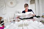 Foldedame. Amanda Betz har arbejdet med papir, siden hun blev færdig som arkitekt i 2005. Hun bruger blandt andet papir til at lave lamper. På væggen bagved hænger modellen til lampen Cassiopeia, som Le Klint har sat i produktion. 