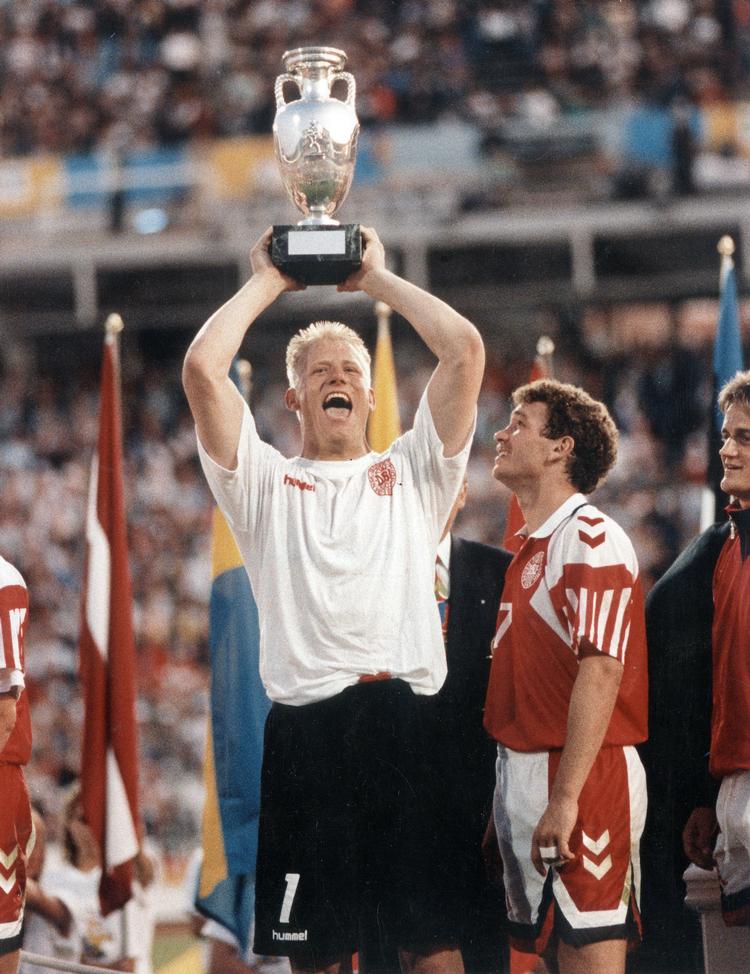 Kæmpen. Niels Christian Frederiksen giver meget af æren for den danske  EM-sejr i 1992 til Peter Schmeichel,  der i øvrigt med en smøg i flaben efter  semifinalesejren over Holland over for journalister forudså en dansk sejr  også i finalen. 
