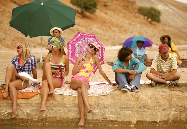 Mellmøst-strip. En trup østeuropæiske strippere spiller en afgørende rolle i de libanesiske kvinders forsøg på at dreje mændenes fokus væk fra religiøs strid. 