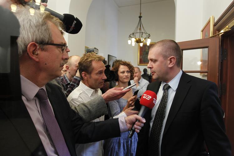 Problemer. Finansminister Bjarne Corydon har meget at se til denne weekend. Både trepartsaftalen og forhandlingerne om kommunernes økonomi er ved at kuldsejle. 