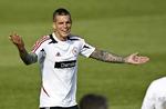 FORSVARSGENERAL. Daniel Agger har helt styr på, hvordan Hollands spydspids skal håndteres. 