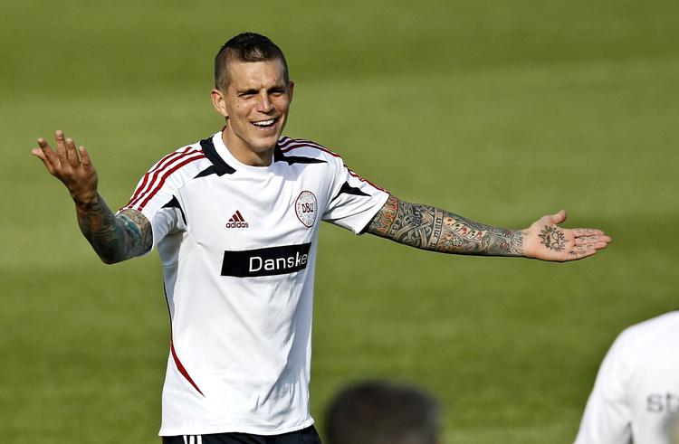 FORSVARSGENERAL. Daniel Agger har helt styr på, hvordan Hollands spydspids skal håndteres. 
