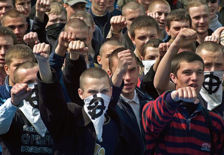 Racisme. »Pluralisme og mangfoldighed er dine aktiver, ikke passiver«, skriver en Ukrainsk-bosat amerikaner. Denne flok nationalistiske fodboldfans bliver nok svær at overbevise. 