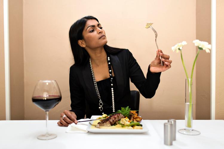 Bearnaise-gris. Ulla Essendrop elsker en god bøf bearnaise, selvom hun til daglig løber, spiser vitaminer og lever sundt. Foto: Lars Just 