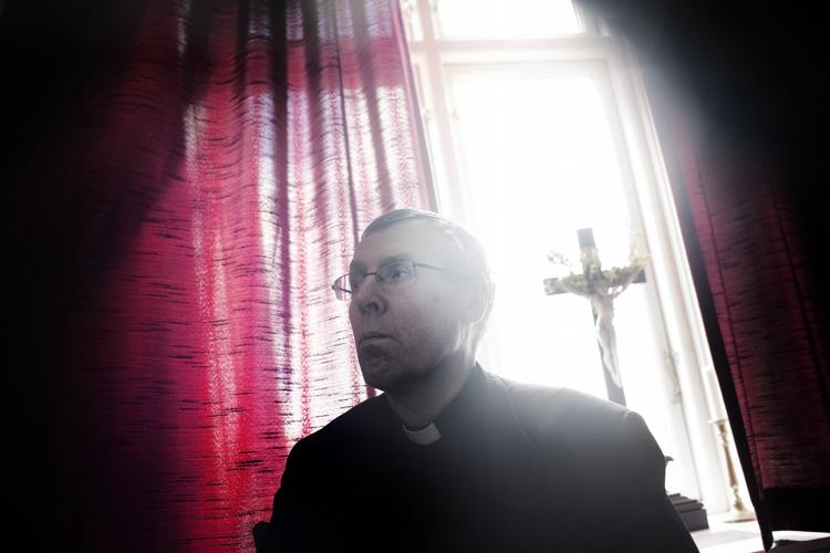 undersøgelse. Den katolske biskop i Danmark, Czeslaw Kozon, beklager i dag, at han og den katolske kirke har været for langsom til at reagere i forhold til anklager om seksuelle overgreb og blufærdighedskrænkelse. Beklagelsen falder samtidig med offentliggørelsen af en uvildig advokatundersøgelse om netop seksuelle overgreb i den katolske kirke gennem de seneste 100 år. 