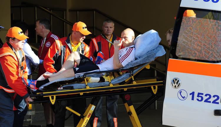 UDRYKNING. Efter at være blevet anbragt i ambulancen blev Niki Zimling kørt fra EM-stadion i Knarkiv med udrykning. 