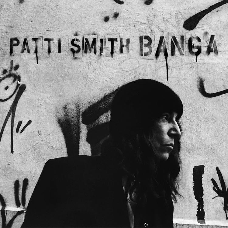 Finlitterær. Når man hører Patti Smith i dag, kan det undre, at der stadig råbes 'punklegende!' efter hende. 