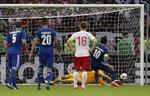 afbrænder. Grækenland fik en gylden chance, men endnu en gang blev et straffespark brændt, denne gang af Giorgos Karagounis. 