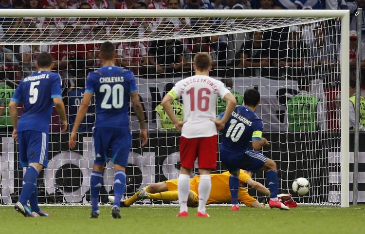 afbrænder. Grækenland fik en gylden chance, men endnu en gang blev et straffespark brændt, denne gang af Giorgos Karagounis. 