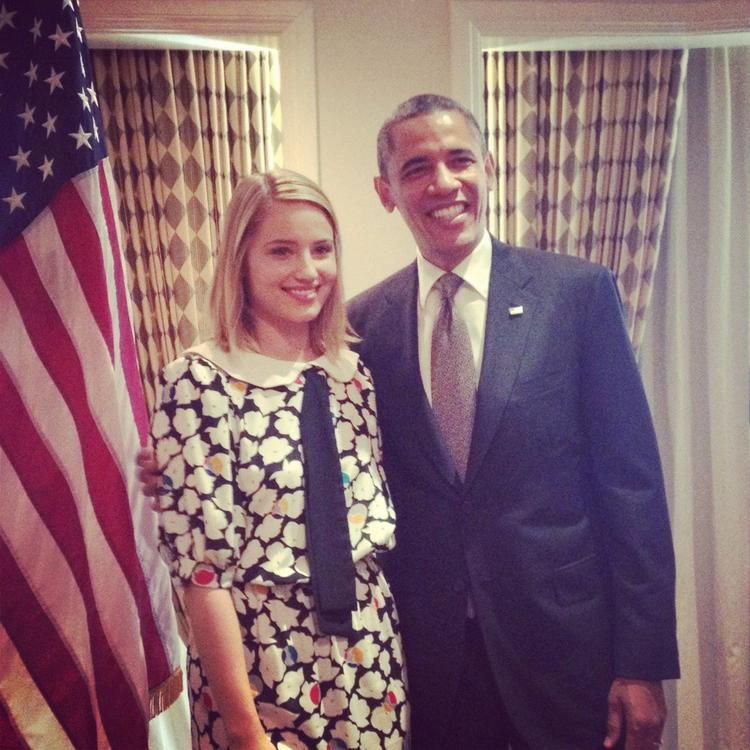 Benovet. Den 26-årige tv-stjerne Dianna Agron fra serien 'Glee' er normalt en person, andre bliver forlegne over at møde. I går var det hende, som blev nervøs, skriver hun på Twitter efter et møde med Obama. 