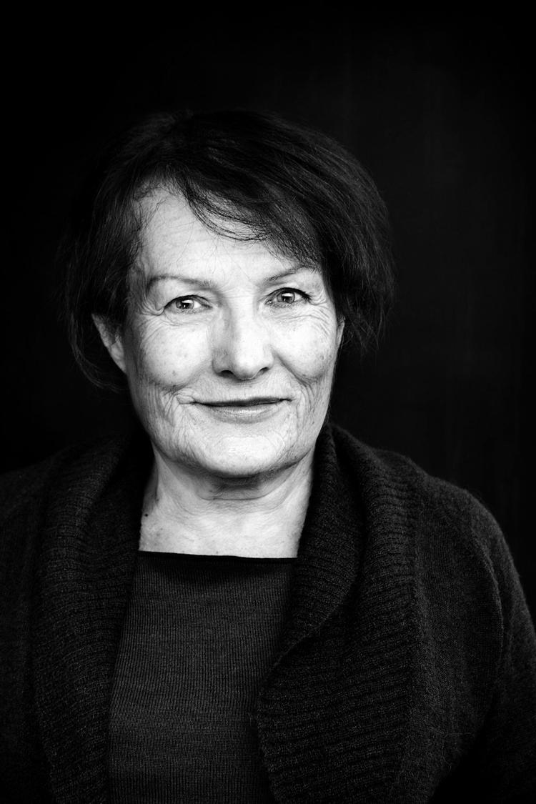DAMEFORFATTER. Sigrid Combüchen trækker på ironien, når hun genrebestemmer sin bog som 'en dameroman'. Snarere er det en vidt forgrenet fortælling med mange kvindehistorier indlejret.