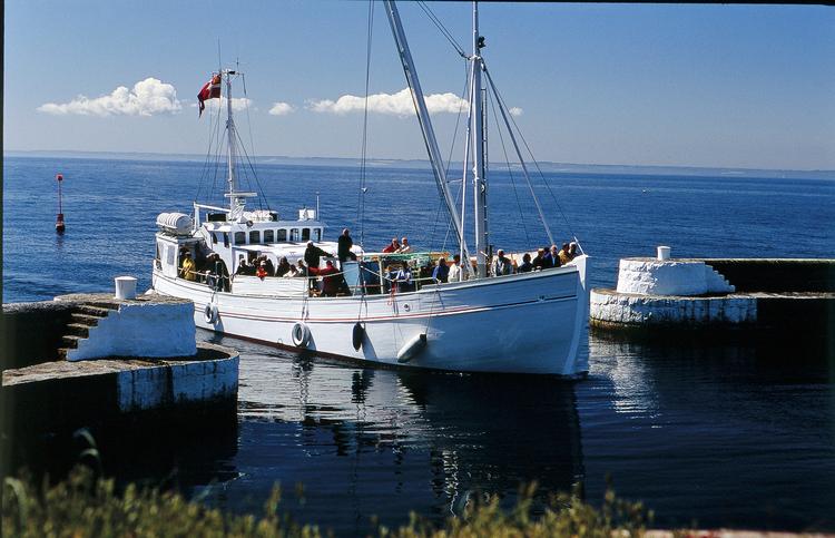 fortid. Ingen nok så smuk solnedgang kan forskønne den sandhed, at det gule statsfængsel på Frederiksø var det sted, enevælden holdt frihedskæmperen dr. Dampe isoleret i sit fængsel 1826-41. Og nok er kanonerne i dag tavse og mest til pynt for turister, men vidner stadigvæk om, at her var kongerigets yderste forpost, forsvar og fæstning mod fjenden fra øst. 