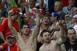 hooligans. De russiske tilskuere fejrede en sejr, men ikke alle nøjedes med at knytte nævnerne i jublede. 