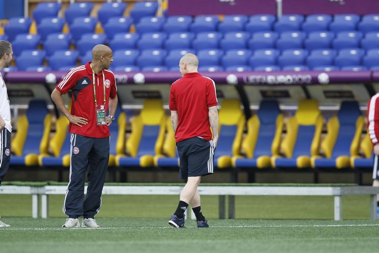 SPILLEKLAR. Venstre back og defensiv midtbane, Simon Poulsen og Niki Zimling, er ankommet til stadion i Kharkiv. 