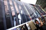 Udsigter. En egyptisk demonstrant holder et banner, der bl.a. viser præsident kandidat Ahmed Shafik bag tremmer. Men alternativet - Mohamed Morsi fra Det Muslimske Brodersakb - er heller ikke lyst. 